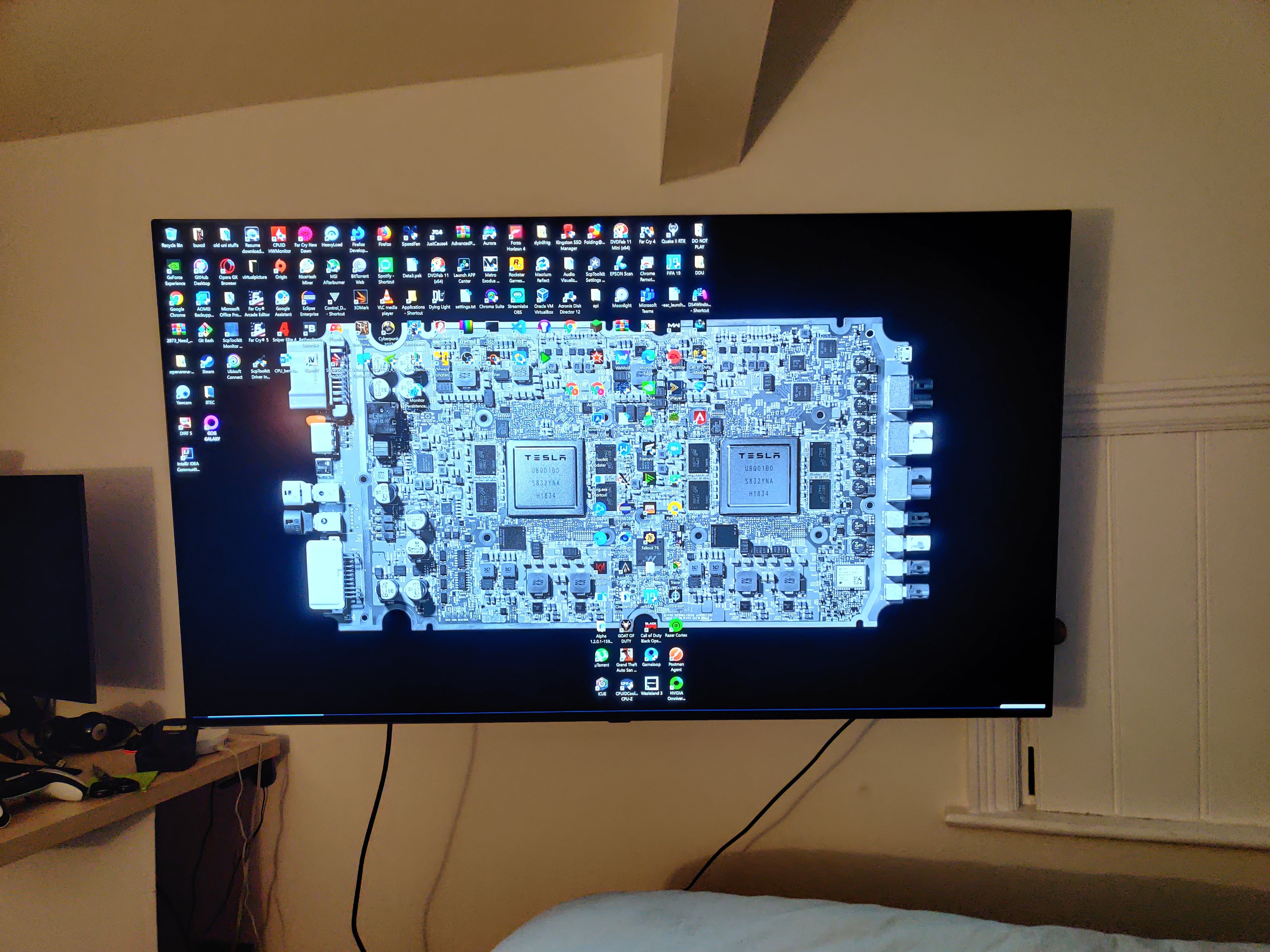 a picture of
a multi-monitor gaming setup